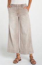 Load image into Gallery viewer, Weekender Antique Khaki Jean